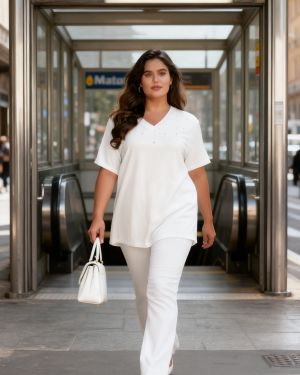 Plussize T-Shirt mit V-Ausschnitt und Perlen-Details